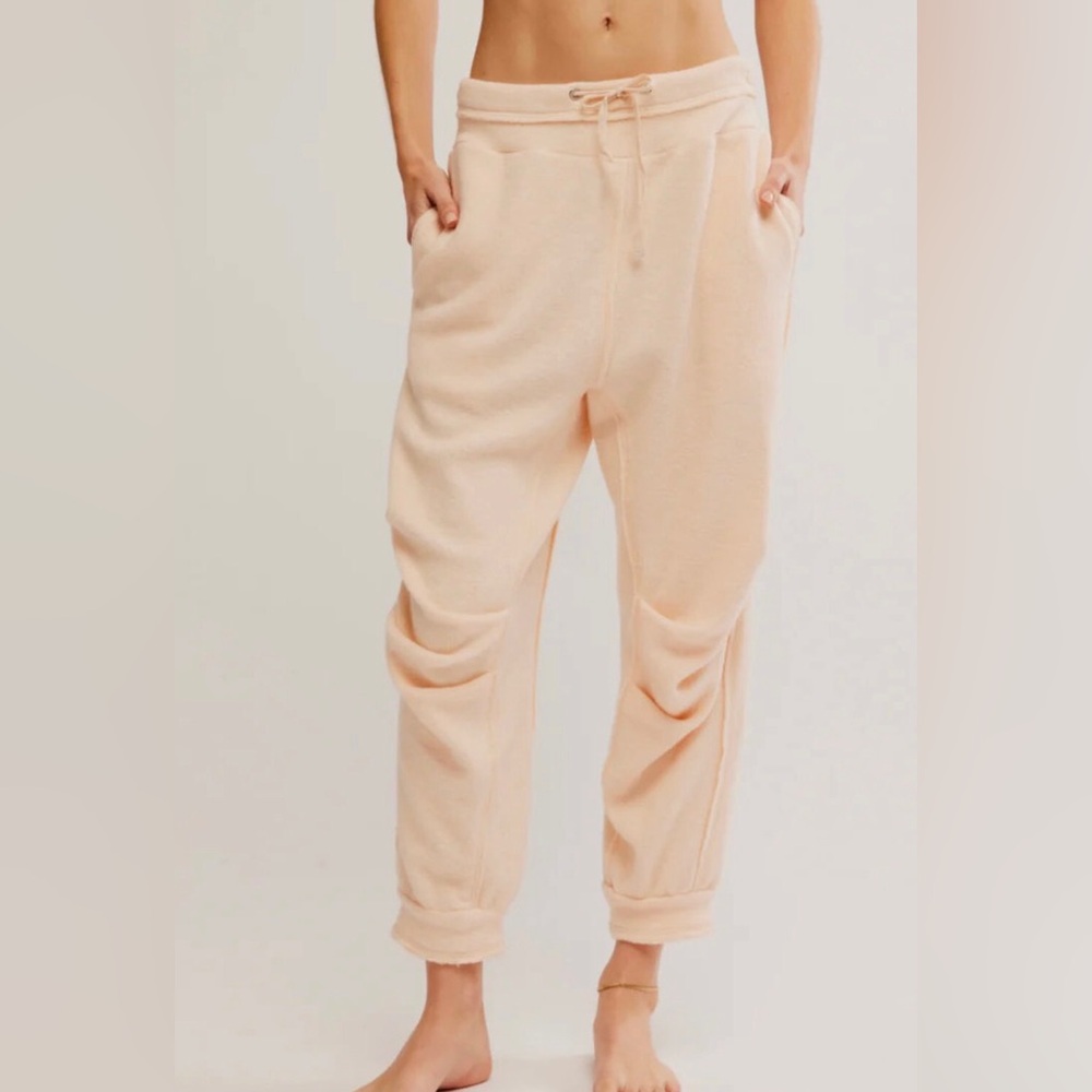 Free People day off peachy pink jogger sweater NWOT ONLY JOGGERS ⭐️